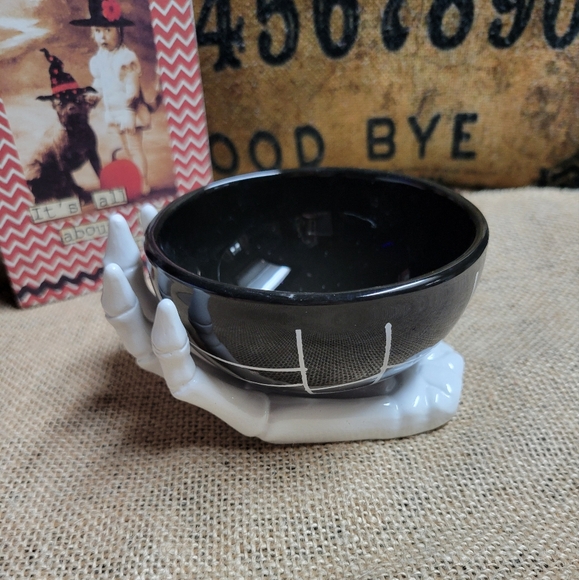 NWT lot of 2 Halloween decorations ceramic skeleton hand that holds a bow - Picture 4 of 10